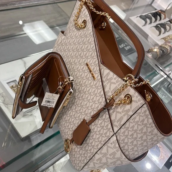 MICHAEL KORS LARGE X CHAIN SHOULDER TOTE 
& 
LARGE DOUBLE ZIP WALLET WRISTLET - Picture 14 of 16